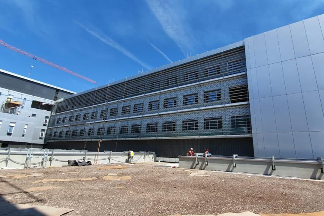 Imagen Hospital de Curicó equipado con celosías de aluminio y de acero galvanizado de Gradhermetic